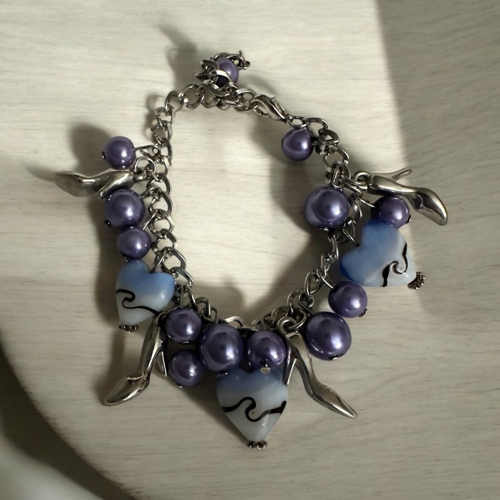 Beautiful charm beaded bracelet with marbled hearts and shoes Silver & Purple